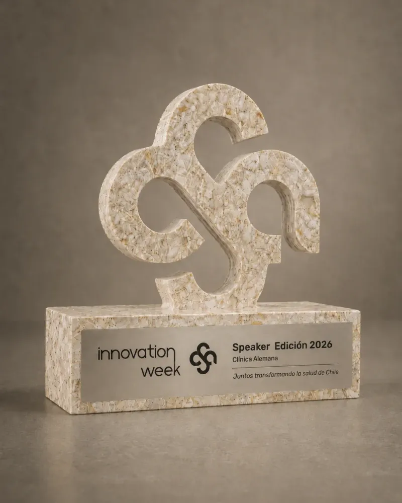 Galvano de reconocimiento para speakers de Innovation Week 2026 de Clínica Alemana, fabricado en plástico reciclado por Revivir