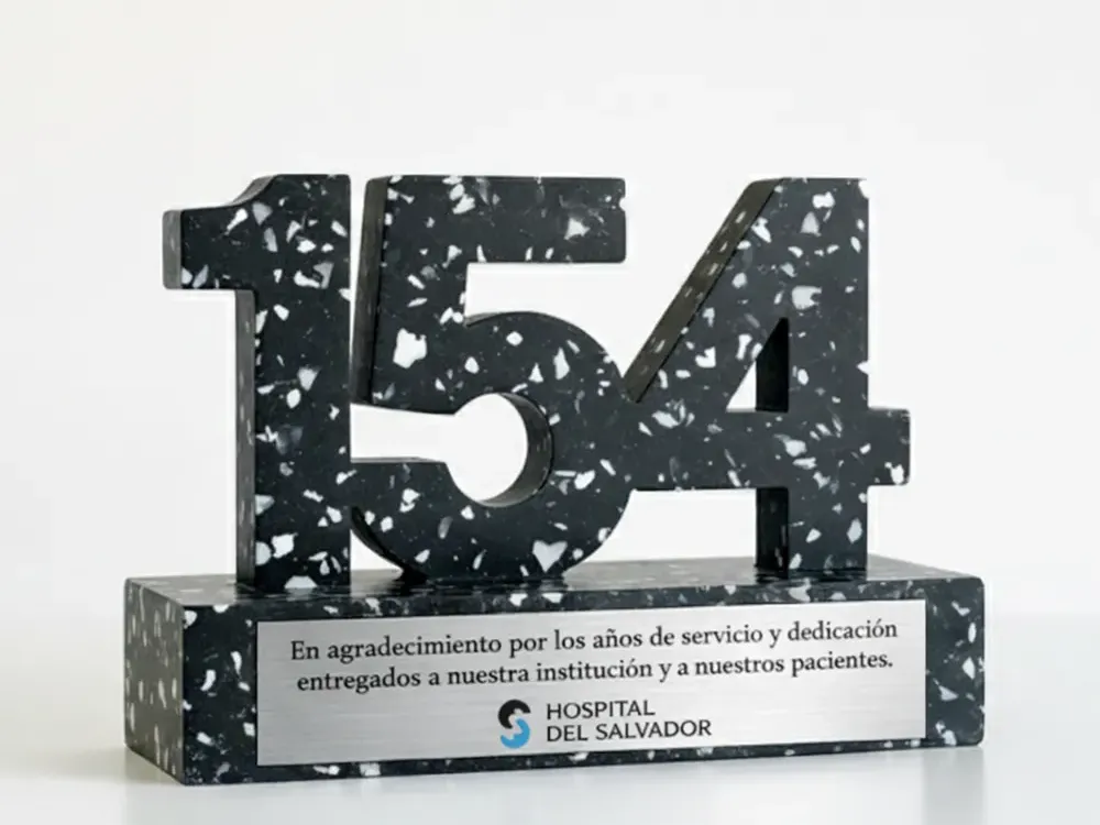 Galvano conmemorativo 154 aniversario Hospital del Salvador fabricado en plástico reciclado post-consumo por Revivir