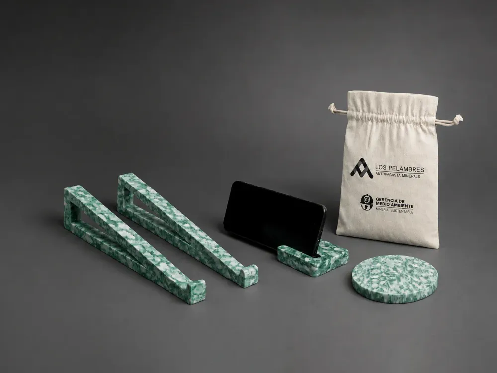 Kit de escritorio corporativo en plástico reciclado para Minera Los Pelambres de Antofagasta Minerals — eleva laptop, posavasos y llavero fabricados por Revivir en Chile